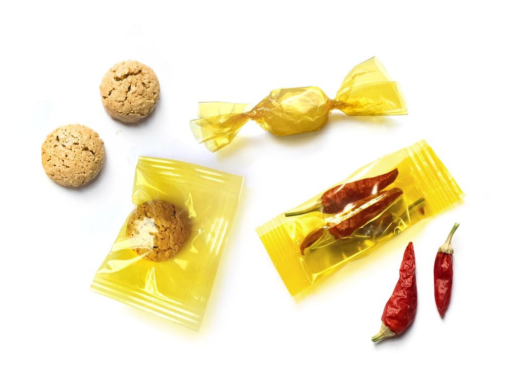 Verpackung von Süßigkeiten und Chilis