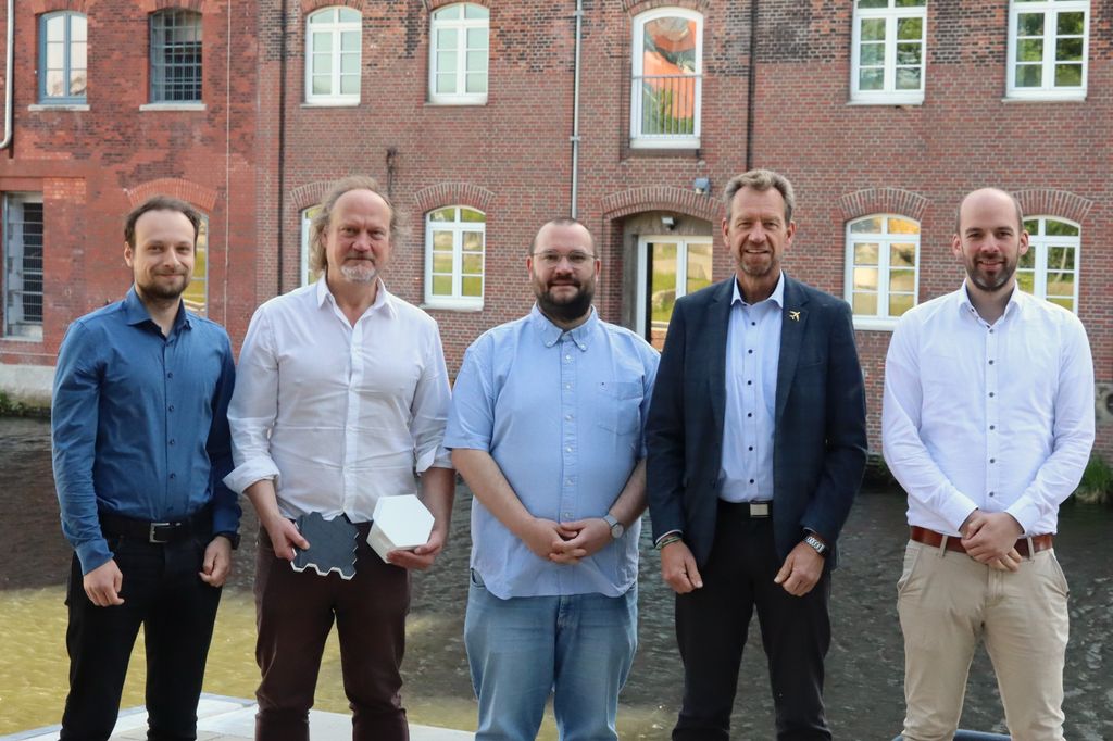 Projektteam v.l.n.r Lukas Holtz (TECCON), Oliver Grunewald (TECCON), Maximilian Keller (TUHH), Jörg Manthey (TECCON), Bastian Bossen (TUHH)
