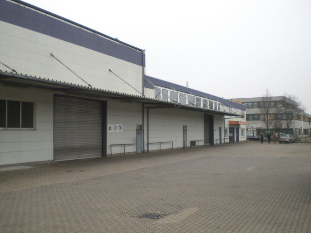 Industriegebäude mit Einfahrtstor