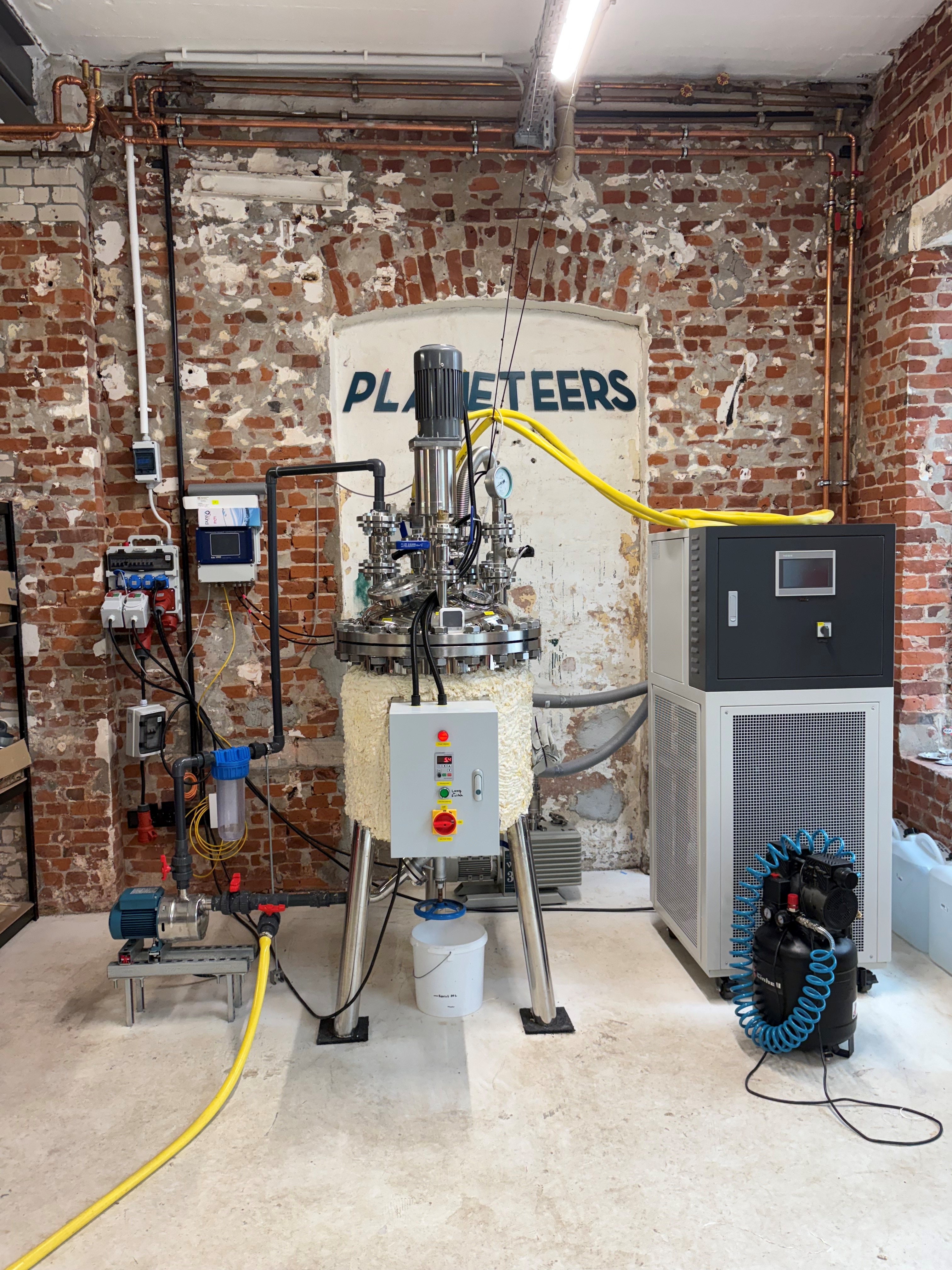 Reaktor von Planeteers, mit dem die hydratisierten Carbonaten wie das Mineral Ikait hergestellt werden