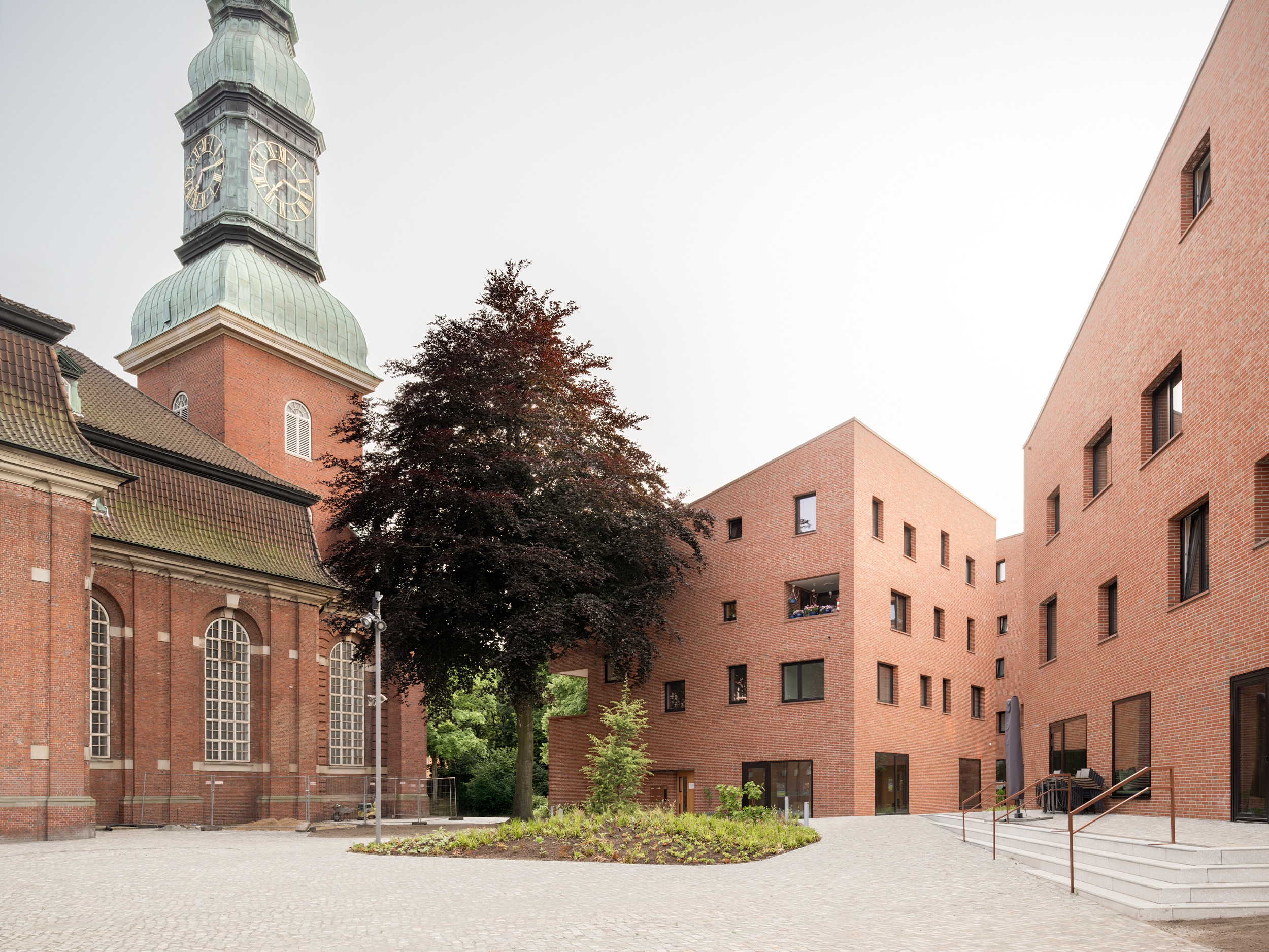 Gebäude des Trinitatis Quartier direkt neben der Altonaer Hauptkirche