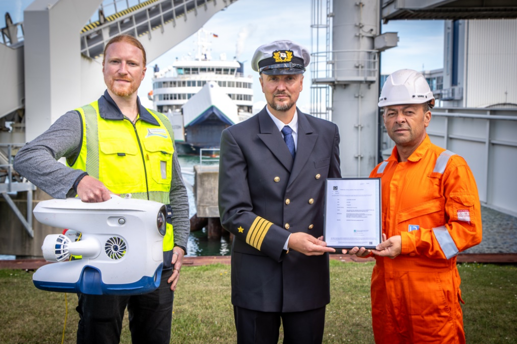 Michael Stein, Manuel Martin und Laurent Decu nach dem ersten erfolgreichen Einsatz der Unterwasserdrohne