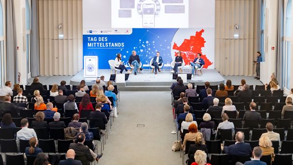 Blick auf ein Podium bei einer Veranstaltung