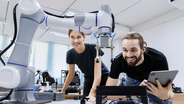 Forschende arbeiten an einem innovativen Gerät