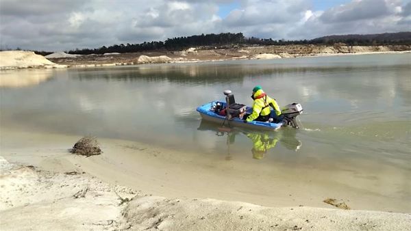 Boot mit dem ein Baggersee zur Erfassung des Tiefenprofils abgefahren wird