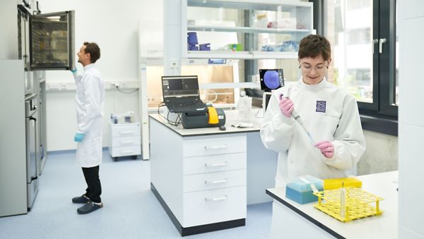 Arbeit an kultiviertem Fisch bei Bluu