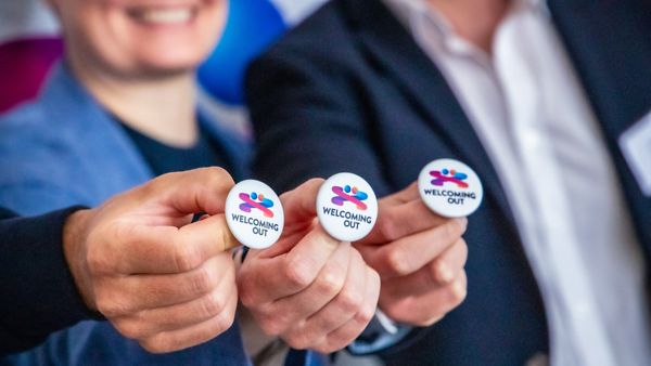 Buttons mit dem Symbol von Welcomig out