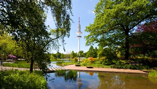 Blick auf den Hamburger Fernsehturm aus dem Park Planten un Blomen heraus