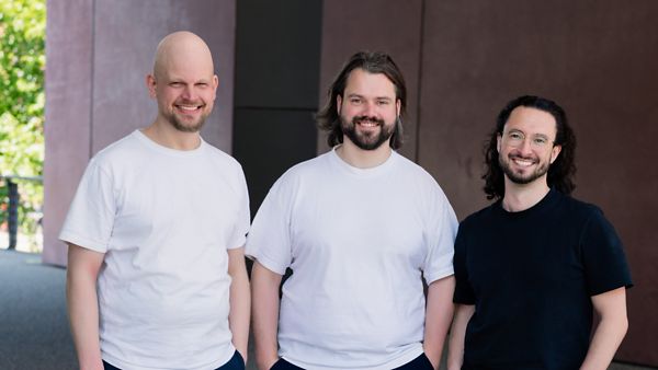 Foto der IZAAC.ENERGY-Gründer Jonas Niemann, Eike Christian Toepfer und Niklas Andratzek (von links nach rechts)