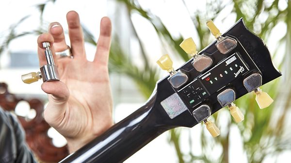 Eine Gitarre und dazugehöriges Zubehör, dahinter steckt ein innovatives Unternehmen bezuschusst über die IFB Hamburg.