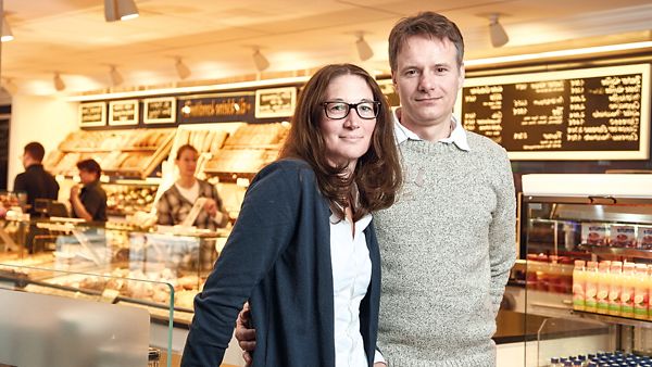 Eine junge Dame und ein junger Herr, die beide, im Rahmen der Unternehmensnachfolge, selbstständig sind