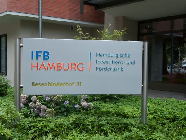 Das Eingangsschild der IFB Hamburg am Besenbinderhof 31