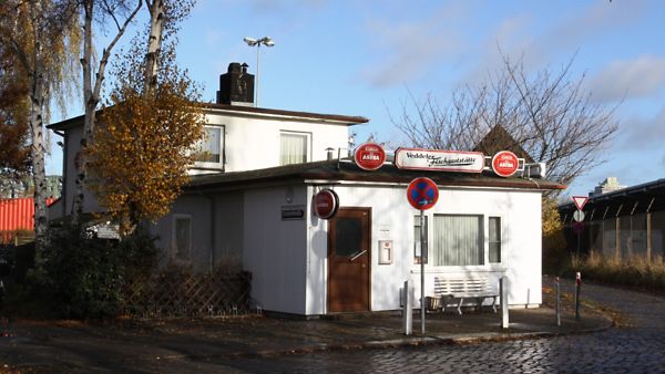 Das Gebäude der Veddeler Fischgaststätte steht bereits seit über 80 Jahre im Hamburger Hafen. 