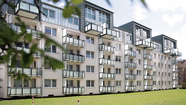 Ein moderner Gebäudekomplex, der zeigt, wie Förderungen und Zuschüsse optimal genutzt werden können.