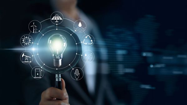 Visualisierung Glühbirne in einer Lupe mit verschiedenen Piktogrammen 