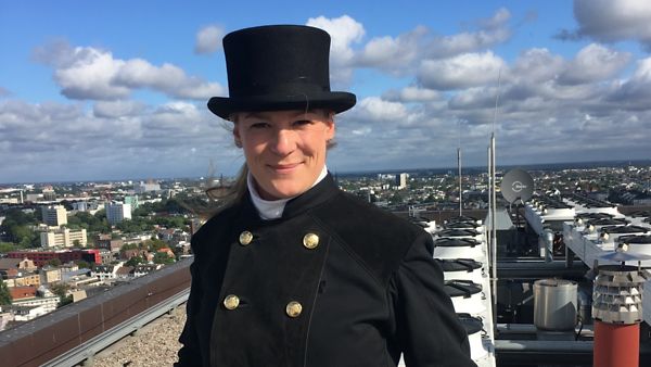 Portrait Carolin Schröder im Schornsteinfegerkleidung