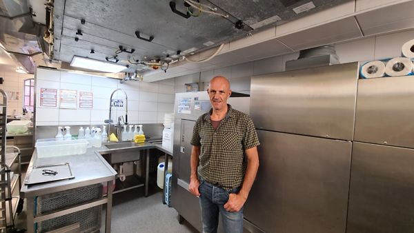 Dirk Rahe vor Spülanlage