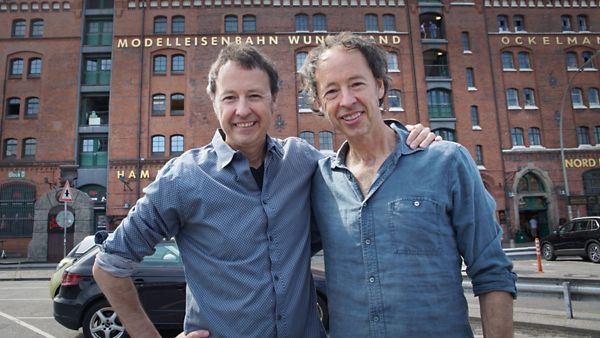 Gruppenfoto Miniatur Wunderland Hamburg vor dem Gebäude des Wunderlands in der Speicherstadt