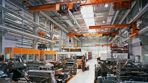 Werkshalle Wärtsilä Hamburg mit Maschinen