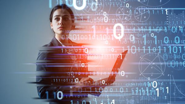 Frau ist umgeben von digitalen Zahlen und Diagrammen