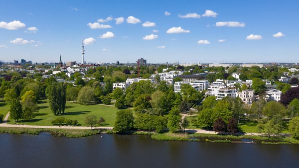 Alsterufer in Hamburg mit Fernsehturm im Hintergrund