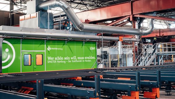 "Wer schön sein will, muss strahlen" steht auf den Maschinen.