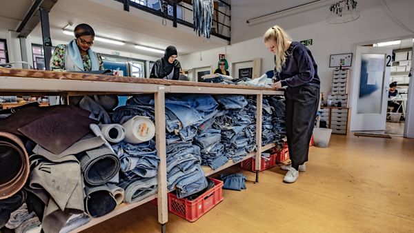Drei Frauen arbeiten in der Textilmanufaktur