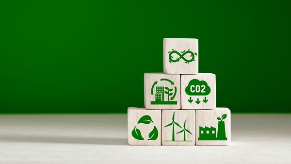 Symbole zur CO2-Einsparung sind auf gestapelten Würfeln abgebildet