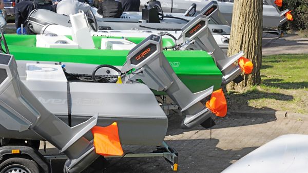 Boote mit Elektromotor