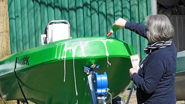 Beate Malczyk von der IFB Hamburg tauft das Boot "Shrek"