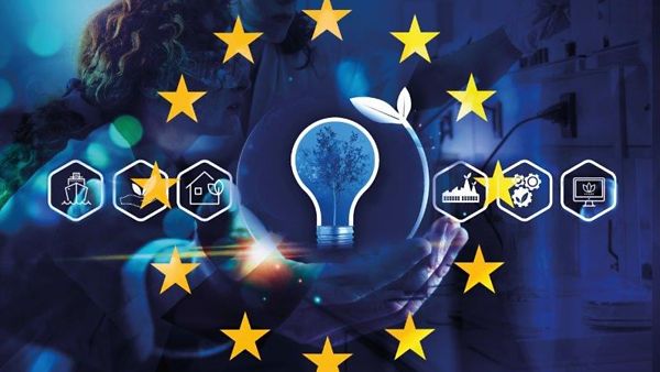 Symbolbild, das der EU-Flagge nachempfunden ist mit einer Glühbirne in der Mitte