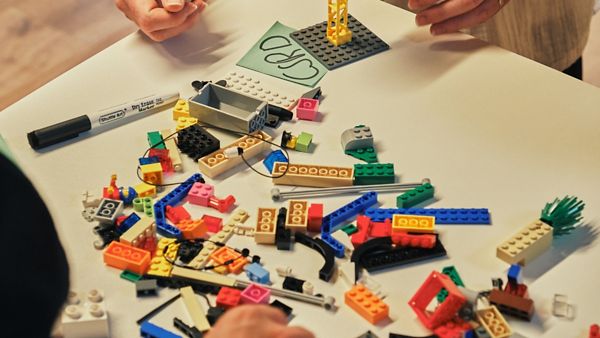 Connecting per Lego im Digital Hub Logistics