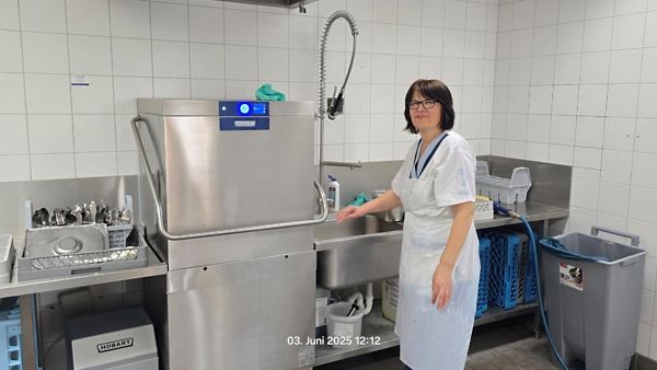 Küchenhilfe Ivanka Sarac bei der Nutzung des neuen Gerätes