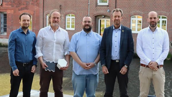  v.l.n.r Lukas Holtz (TECCON), Oliver Grunewald (TECCON), Maximilian Keller (TUHH), Jörg Manthey (TECCON), Bastian Bossen (TUHH)