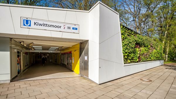 U-Bahn-Haltestelle Kiwittsmoor mit der begrünten Außenfassade