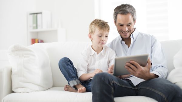 Ein Vater und sein Sohn schauen sich gemeinsam ihr neues Eigenheim an, welches sich in der Bauphase befindet.