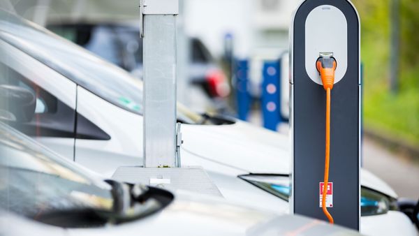 Eine elektrische Ladestation für Kraftfahrzeuge, die zu einer umweltfreundlichen Mobilität beiträgt.