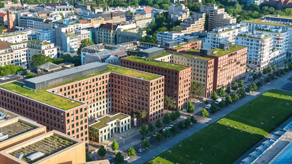 Viele Gebäude mit begrünten Dächern, die durch die Hamburger Gründachförderung, auch die Hansestadt erreichen könnten. 