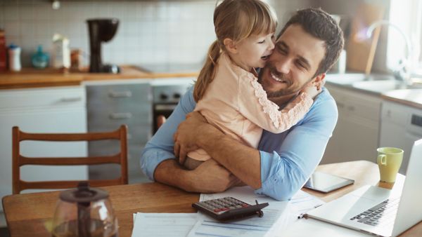 Ein Vater und seine Tochter, die Dank flexibler Arbeitszeiten mehr Zeit miteinander verbringen dürfen.