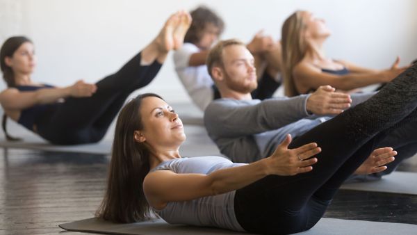 Sportliche, begeisterte Menschen, die zusammen eine Fitness-Angebot genießen.