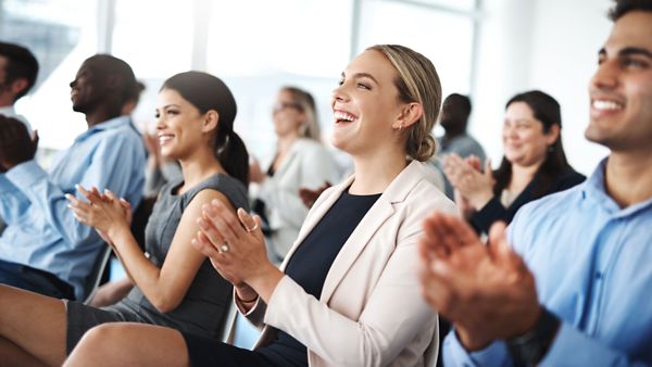 Personen applaudieren und lächeln