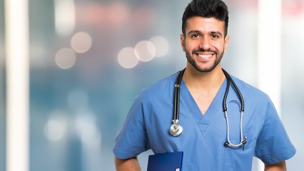 Junger Krankenpfleger, der bei der Anerkennung seiner Ausbildung unterstützt wurde.