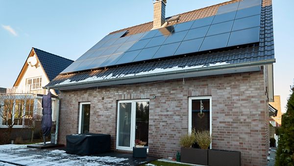 Ein modernes und gefördertes Einfamilienhaus, welches mit Photovoltaikanlagen ausgestattet ist.