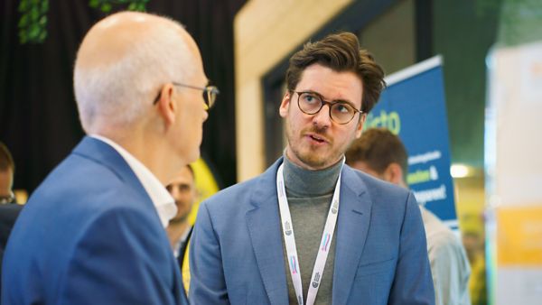 Portrait von casuu-Gründer mit Peter Tschentscher